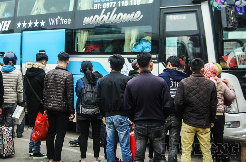 Người dân lỉnh kỉnh đồ, chen nhau lên xe về quê nghỉ Tết